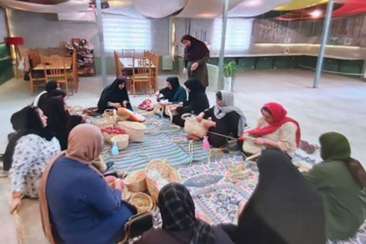 برگزاری دوره های آموزش عمومی ،ویژه علاقه مندان صنایع دستی و  تخصصی  برای شاغلین  اداره کل میراث فرهنگی و گردشگری وصنایع دستی با هدف ترویج و احیای رشته های در حال منسوخ شدن